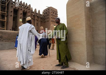 Mali, DjennÃ, grand mosque MALI, Djenne, Grand Mosque built from clay is a UNESCO world heritage site, muslim men wearing a Boubou going for prayer *** MALI, Djenne, Grosse Moschee gebaut aus Lehm ist UNESCO Weltkulturerbe, Muslimische Männer im Gewand Boubou gehen zum Gebet Djenne Mali Credit: Imago/Alamy Live News Stock Photo