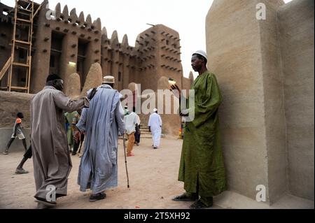 Mali, DjennÃ, grand mosque MALI, Djenne, Grand Mosque built from clay is a UNESCO world heritage site, muslim men wearing a Boubou going for prayer *** MALI, Djenne, Grosse Moschee gebaut aus Lehm ist UNESCO Weltkulturerbe, Muslimische Männer im Gewand Boubou gehen zum Gebet Djenne Mali Credit: Imago/Alamy Live News Stock Photo