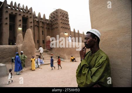 Mali, DjennÃ, grand mosque MALI, Djenne, Grand Mosque built from clay is a UNESCO world heritage site, muslim men wearing a Boubou going for prayer *** MALI, Djenne, Grosse Moschee gebaut aus Lehm ist UNESCO Weltkulturerbe, Muslimische Männer im Gewand Boubou gehen zum Gebet Djenne Mali Credit: Imago/Alamy Live News Stock Photo