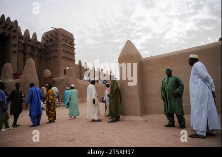 Mali, DjennÃ, grand mosque MALI, Djenne, Grand Mosque built from clay is a UNESCO world heritage site, muslim men wearing a Boubou going for prayer *** MALI, Djenne, Grosse Moschee gebaut aus Lehm ist UNESCO Weltkulturerbe, Muslimische Männer im Gewand Boubou gehen zum Gebet Djenne Mali Credit: Imago/Alamy Live News Stock Photo