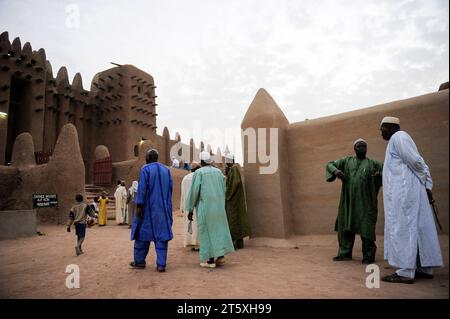 Mali, DjennÃ, grand mosque MALI, Djenne, Grand Mosque built from clay is a UNESCO world heritage site, muslim men wearing a Boubou going for prayer *** MALI, Djenne, Grosse Moschee gebaut aus Lehm ist UNESCO Weltkulturerbe, Muslimische Männer im Gewand Boubou gehen zum Gebet Djenne Mali Credit: Imago/Alamy Live News Stock Photo