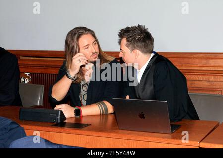 Gil Ofarim mit seinem Anwalt Alexander Stevens bei seiner Verhandlung wegen falscher Verdächtigung, Verleumdung sowie Betrug beim Landgericht Leipzig. Ofarim hatte 2021 einem Leipziger Hotelmitarbeiter antisemitische Äußerungen vorgeworfen. Leipzig, 07.11.2023 *** Gil Ofarim with his lawyer Alexander Stevens at his trial for false accusation, defamation and fraud at Leipzig District Court Ofarim had accused a Leipzig hotel employee of making anti-Semitic remarks in 2021 Leipzig, 07 11 2023 Foto:xM.xWehnertx/xFuturexImagex ofarim prozess 3118 Credit: Imago/Alamy Live News Stock Photo