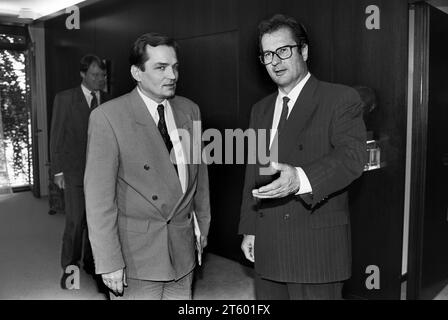 Deutschland, Bonn, 03.06.1993 Archiv.: 40-69-12 Besuch Außenminister Bosnien Foto: Außenminister Klaus Kinkel und sein Amtskollege Dr. Haris Silajdzic Besuch Außenminister Bosnien *** Germany, Bonn, 03 06 1993 Archive 40 69 12 Visit Foreign Minister Bosnia Photo Foreign Minister Klaus Kinkel and his counterpart Dr. Haris Silajdzic Visit Foreign Minister Bosnia Credit: Imago/Alamy Live News Stock Photo