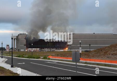 TUSTIN, CALIFORNIA - 7 NOV 2023: The MCAS Tustin Blimp Hangar on fire. Stock Photo