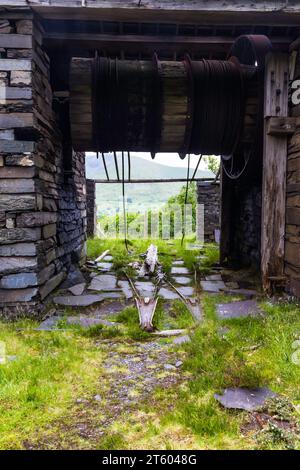 Disused inclined plane drumhouse in Dinorwic Slate Quarry, Llanberis, Snowdonia or Eryri National Park, North Wales, UK Stock Photo
