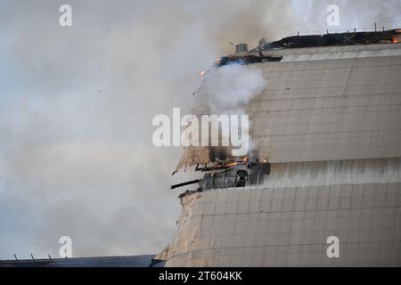 TUSTIN, CALIFORNIA - 7 NOV 2023: The MCAS Tustin Blimp Hangar on fire. Stock Photo