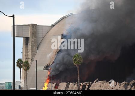 TUSTIN, CALIFORNIA - 7 NOV 2023: The MCAS Tustin Blimp Hangar on fire. Stock Photo