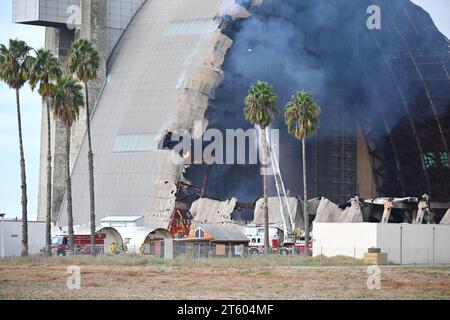 TUSTIN, CALIFORNIA - 7 NOV 2023: The MCAS Tustin Blimp Hangar on fire. Stock Photo