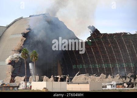 TUSTIN, CALIFORNIA - 7 NOV 2023: The MCAS Tustin Blimp Hangar on fire. Stock Photo