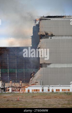 TUSTIN, CALIFORNIA - 7 NOV 2023: The MCAS Tustin Blimp Hangar on fire. Stock Photo