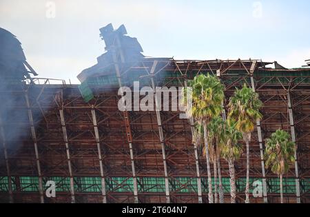 TUSTIN, CALIFORNIA - 7 NOV 2023: The MCAS Tustin Blimp Hangar on fire. Stock Photo