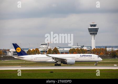 Lufthansa Ein Airbus A350-941 von Lufthansa rollt nach der Landung auf der Südbahn des Flughafen München. Immatrikulation D-AIXE. München, Deutschland, 11.10.2022 *** Lufthansa An Airbus A350 941 from Lufthansa taxis after landing on the south runway of Munich Airport Registration D AIXE Munich, Germany, 11 10 2022 Stock Photo