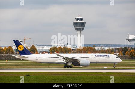 Lufthansa Ein Airbus A350-941 von Lufthansa rollt nach der Landung auf der Südbahn des Flughafen München. Immatrikulation D-AIXE. München, Deutschland, 11.10.2022 *** Lufthansa An Airbus A350 941 from Lufthansa taxis after landing on the south runway of Munich Airport Registration D AIXE Munich, Germany, 11 10 2022 Stock Photo