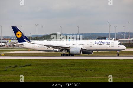 Lufthansa Ein Airbus A350-941 von Lufthansa rollt nach der Landung auf der Südbahn des Flughafen München. Immatrikulation D-AIXE. München, Deutschland, 11.10.2022 *** Lufthansa An Airbus A350 941 from Lufthansa taxis after landing on the south runway of Munich Airport Registration D AIXE Munich, Germany, 11 10 2022 Stock Photo