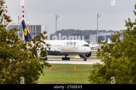 Lufthansa Ein Airbus A350-941 von Lufthansa rollt nach der Landung auf der Südbahn des Flughafen München. Immatrikulation D-AIXE. München, Deutschland, 11.10.2022 *** Lufthansa An Airbus A350 941 from Lufthansa taxis after landing on the south runway of Munich Airport Registration D AIXE Munich, Germany, 11 10 2022 Credit: Imago/Alamy Live News Stock Photo