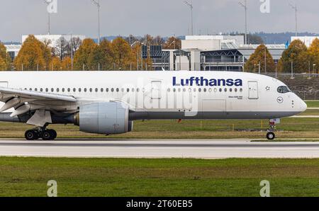 Lufthansa Ein Airbus A350-941 von Lufthansa rollt nach der Landung auf der Südbahn des Flughafen München. Immatrikulation D-AIXE. München, Deutschland, 11.10.2022 *** Lufthansa An Airbus A350 941 from Lufthansa taxis after landing on the south runway of Munich Airport Registration D AIXE Munich, Germany, 11 10 2022 Credit: Imago/Alamy Live News Stock Photo