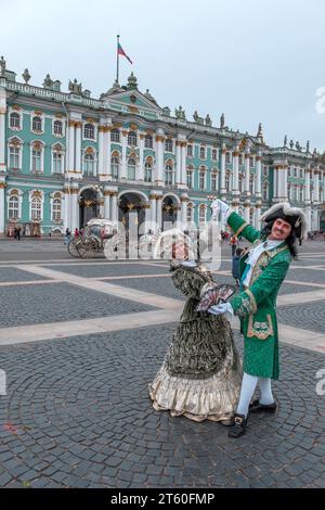 Couple with imperial era costumes in front of the Hermitage Palace in the historic center of the city of St. Petersburg Stock Photo