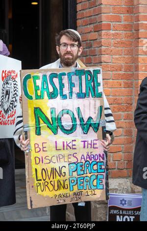 Detroit, Michigan, USA. 7th Nov, 2023. Members and supporters of Jewish Voice for Peace held a vigil outside Congressman Shri Thanedar's office, calling for him to support a ceasefire in the war in Gaza. The group said Gaza is a 'graveyard for children.' Credit: Jim West/Alamy Live News Stock Photo