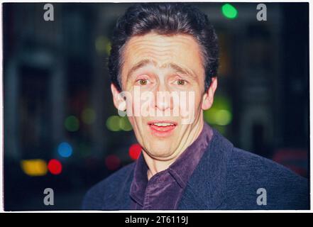 PAUL WHITEHOUSE, COMEDIAN, YOUNG, LONDON, 1996: Interview portrait of comedian and actor Paul Whitehouse in North London, England, UK during Fast Show filming in November 1996. This was a huge breakthrough year for this modern British comedy legend. Photo: Rob Watkins Stock Photo