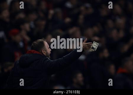 Milan, Italy. 7th Nov, 2023. A fan waves fake money bearing an image of former AC Milan goalkeeper Gianluigi Donnarumma of PSG during the UEFA Champions League match at Giuseppe Meazza, Milan. Picture credit should read: Jonathan Moscrop/Sportimage Credit: Sportimage Ltd/Alamy Live News Stock Photo
