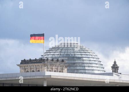 Blick auf das Paul-Löbe-Haus und die Reichtstagskuppel im Hintergrund im Berliner Regierungsviertel im Herbst 2023 Blick auf das Paul-Löbe-Haus und die Reichtstagskuppel im Hintergrund im Berliner Regierungsviertel im Herbst 2023, Berlin Berlin Deutschland Regierungsviertel *** View of the Paul Löbe House and the Reichstag dome in the background in Berlins government district in the fall of 2023 View of the Paul Löbe House and the Reichstag dome in the background in Berlins government district in the fall of 2023, Berlin Berlin Germany government district Credit: Imago/Alamy Live News Stock Photo