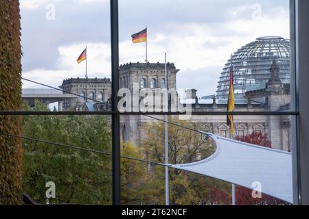 Blick auf das Paul-Löbe-Haus und die Reichtstagskuppel im Hintergrund im Berliner Regierungsviertel im Herbst 2023 Blick auf das Paul-Löbe-Haus und die Reichtstagskuppel im Hintergrund im Berliner Regierungsviertel im Herbst 2023, Berlin Berlin Deutschland Regierungsviertel *** View of the Paul Löbe House and the Reichstag dome in the background in Berlins government district in the fall of 2023 View of the Paul Löbe House and the Reichstag dome in the background in Berlins government district in the fall of 2023, Berlin Berlin Germany government district Credit: Imago/Alamy Live News Stock Photo