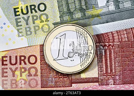 1 Euro coin on €5 and €10 notes Stock Photo
