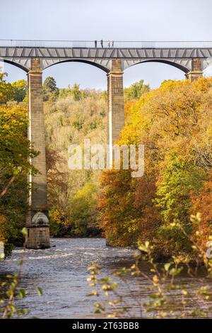 People crossing 38 meters above the river Dee on the  Pontcysyllte Aqueduct near Llangollen North Wales, a UNESCO world heritage site Stock Photo