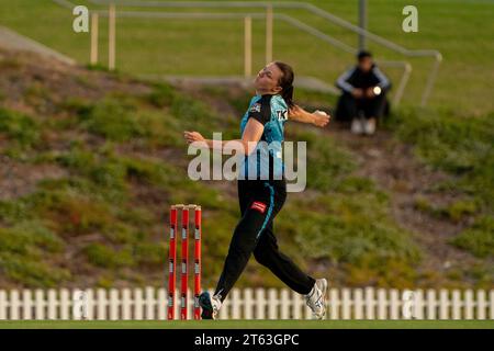 Adelaide, Australia. 08th Nov, 2023. Adelaide, Australia, November 8th 2023: Tahlia McGrath (9 Adelaide Strikers) bowls during the Weber Women's Big Bash League 09 game between Adelaide Strikers and Melbourne Renegades at the Karen Rolton Oval in Adelaide, Australia (Noe Llamas/SPP) Credit: SPP Sport Press Photo. /Alamy Live News Stock Photo