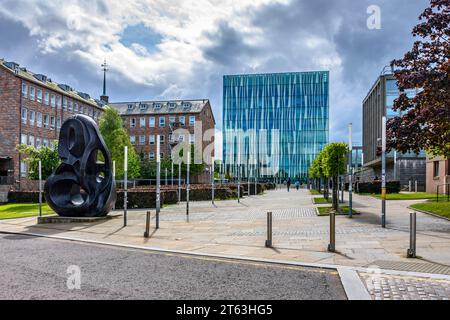 Sir Duncan Rice Library building, with Evolutionary Loop 517, a sculpture by Nasser Azam, in the foreground.  Aberdeen University, Scotland, UK Stock Photo