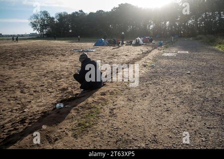 Michael Bunel/Le Pictorium - November 2016, Evacuation of the Calais 'Jungle - 12/11/2021 - France/Haut de France/Calais - One of the three encampments in Calais today, grouping around a hundred people. Some tents are set up near the railway line, others in the woods. The police carry out evictions every two or three days, destroying material. November 2016, the 'jungle' of Calais, the largest shantytown in Europe, was evacuated. Five years later, the exiles on the road to Great Britain are still there and camps are regularly created between Calais and Grande-Synthe. The only n Stock Photo