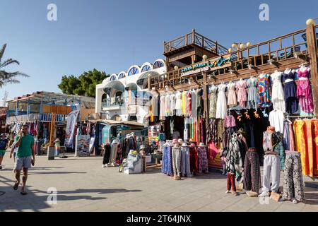 Straßenszene, Restaurants, Geschäfte, Masbat, Lighthouse Road, Dahab, Sinai, Ägypten Stock Photo