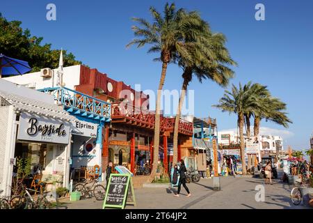 Straßenszene, Restaurants, Geschäfte, Masbat, Lighthouse Road, Dahab, Sinai, Ägypten Stock Photo