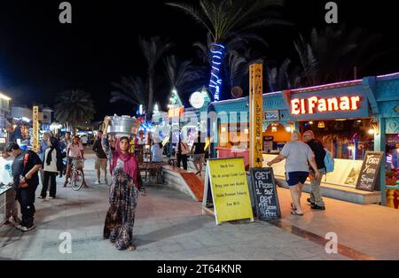 Straßenszene, Restaurants, Geschäfte, Masbat, Lighthouse Road, Dahab, Sinai, Ägypten Stock Photo