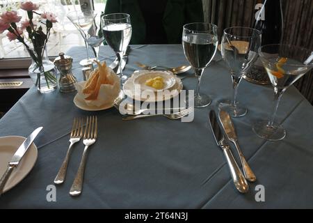 Table setting at a luxury restaurant - John Gollop Stock Photo