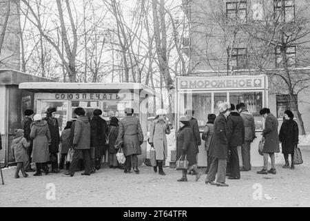 Moscow, USSR - Circa 1982: People by Press and Ice Cream kiosks by Shchukinskaya metro station. Black and white film scan Stock Photo