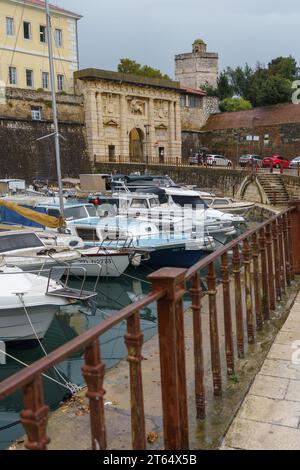 Old town city gate (land gate) and harbor with boats in Zadar, Croatia. September 21, 2023. Stock Photo