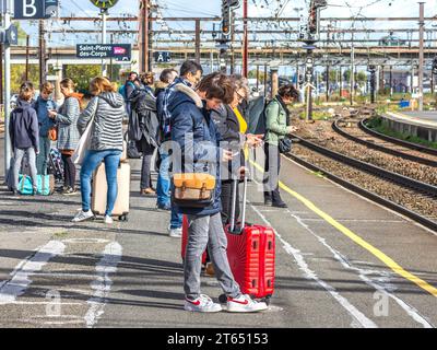 Passengers checking smartphones awaiting arrival of TGV train at Saint-Pierre-Des-Corps station - Tours, Indre-et-Loire (37), France. Stock Photo