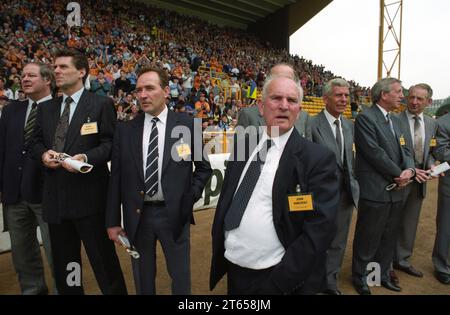 WOLVES V ASTON VILLA AT MOLINEUX 9/8/92 Yesterday's heroes Johnny Hancocks (front) with Ted Farmer, Bobby Thompson and Les Cocker on left, Peter Broadbent on the right. Stock Photo