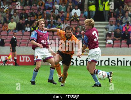 WOLVES V ASTON VILLA AT MOLINEUX 9/8/92 Steve Bull goes between Kevin Richardson and Steve Staunton Stock Photo