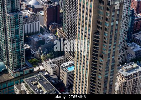 875 North Michigan Avenue is the address of the John Hancock Center. From the viewing platform on the 94th floor, you have a good overview of Chicago's buildings. Chicago, United States Stock Photo