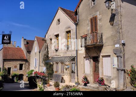 Flavigny sur Ozerain: Picturesque period buildings in Rue Voltaire, Flavigny sur Ozerain, Burgundy, France Stock Photo