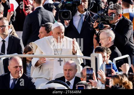 Vatican City, Vatican City. 08th Nov, 2023. Pope Francis waves to the faithful as he arrives to attend his weekly general audience in St. PeterÕs Square at the Vatican, November 8, 2023. Credit: Riccardo De Luca - Update Images/Alamy Live News Stock Photo