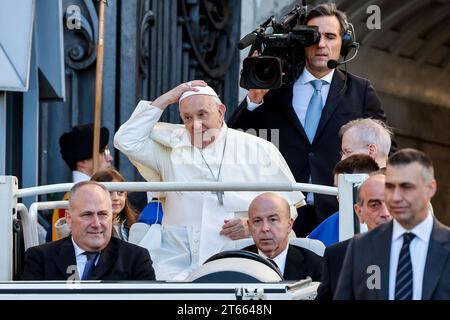 Vatican City, Vatican City. 08th Nov, 2023. Pope Francis arrives to attend his weekly general audience in St. PeterÕs Square at the Vatican, November 8, 2023. Credit: Riccardo De Luca - Update Images/Alamy Live News Stock Photo