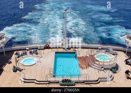 Astern view of the P&O cruise ship Aurora, overlooking the Terrace Pool on deck 8, en route from Lanzarote to Lisbon in the North Atlantic, April 2022. Stock Photo