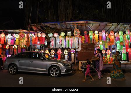 Mumbai, India. 08th Nov, 2023. A view of the street selling lanterns ahead of the Hindu festival of lights, Diwali in Mumbai. Diwali festival is celebrated by Hindus where they shop for lanterns ahead of the festival, clean their home, prepare sweets and snacks, make rangoli (traditional Indian art form where various designs are made on the floor) and light their homes with earthen lamps marking victory of light over darkness. (Photo by Ashish Vaishnav/SOPA Images/Sipa USA) Credit: Sipa USA/Alamy Live News Stock Photo