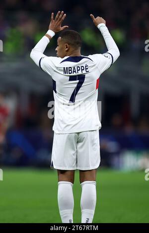 Kylian Mbappé #7 of Paris Saint-Germain makes a break with the
