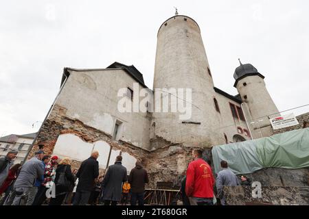 Posterstein, Germany. 09th Nov, 2023. Participants in the laying of the foundation stone for the reconstruction of the north wing of Posterstein Castle stand on the construction site. The total costs amount to four million euros. Credit: Bodo Schackow/dpa/Alamy Live News Stock Photo