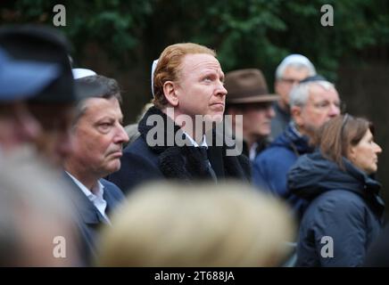Potsdam, Germany. 09th Nov, 2023. The Irish-German violinist Daniel Hope (M) takes part in a commemorative event at the Jewish cemetery to mark the 85th anniversary of the pogrom night in Brandenburg. Credit: Soeren Stache/dpa/Alamy Live News Stock Photo