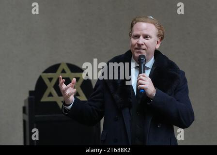 Potsdam, Germany. 09th Nov, 2023. The Irish-German violinist Daniel Hope speaks at the Jewish cemetery during a commemorative event to mark the 85th anniversary of the pogrom night in Brandenburg. Credit: Soeren Stache/dpa/Alamy Live News Stock Photo